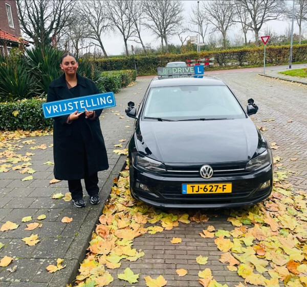 Man rijdt ontspannen in een auto onderweg door de bergen.